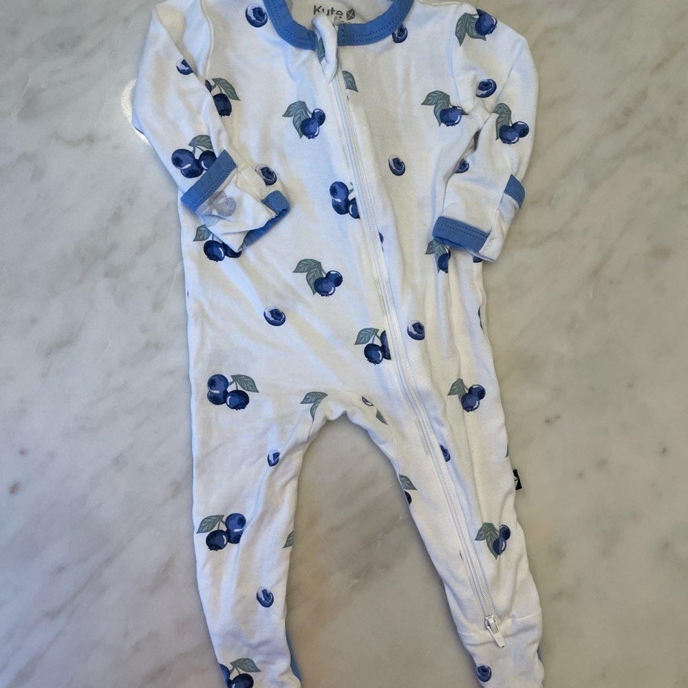 Kyte BABY White and Blue Blueberry Footies One Pieces